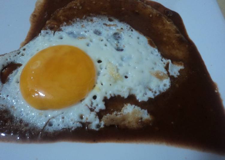 Huevo estrellado en tortilla con mole al tequila rancheros las correa