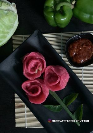 रोज मोमोज (rose momos recipe in marathi) रेसिपी चे मुख्य फोटो 