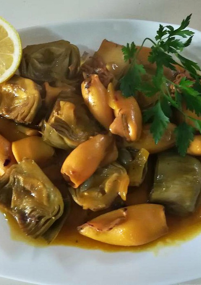 Una foto de Alcachofas con calamares
