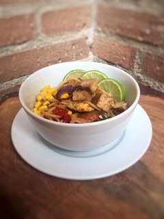 Una foto de Pasta estilo Thai con tofu y lima