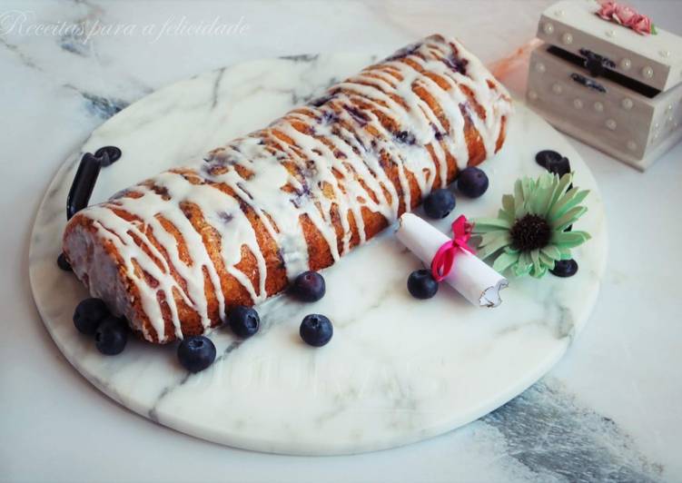 Bolo de Iogurte e Mirtilos