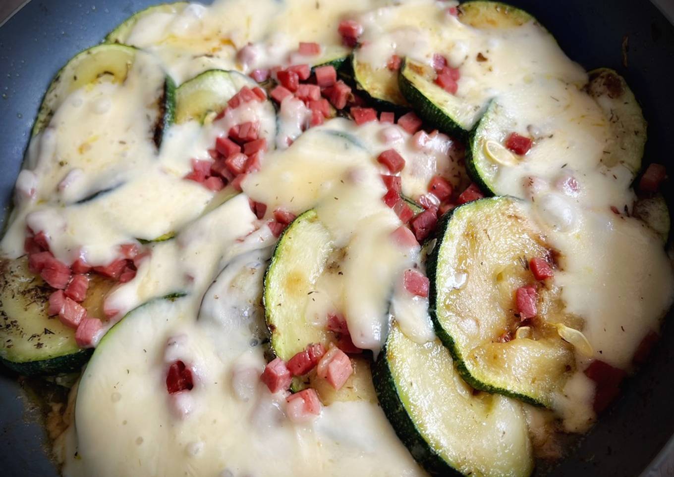 Sartén de calabacín con jamón y queso