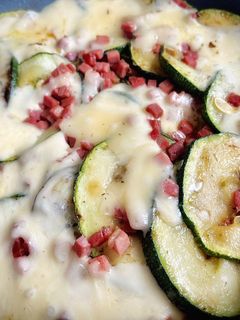 Una foto de Sartén de calabacín con jamón y queso