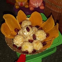A picture of Rava ladoo / Sooji ladoo.