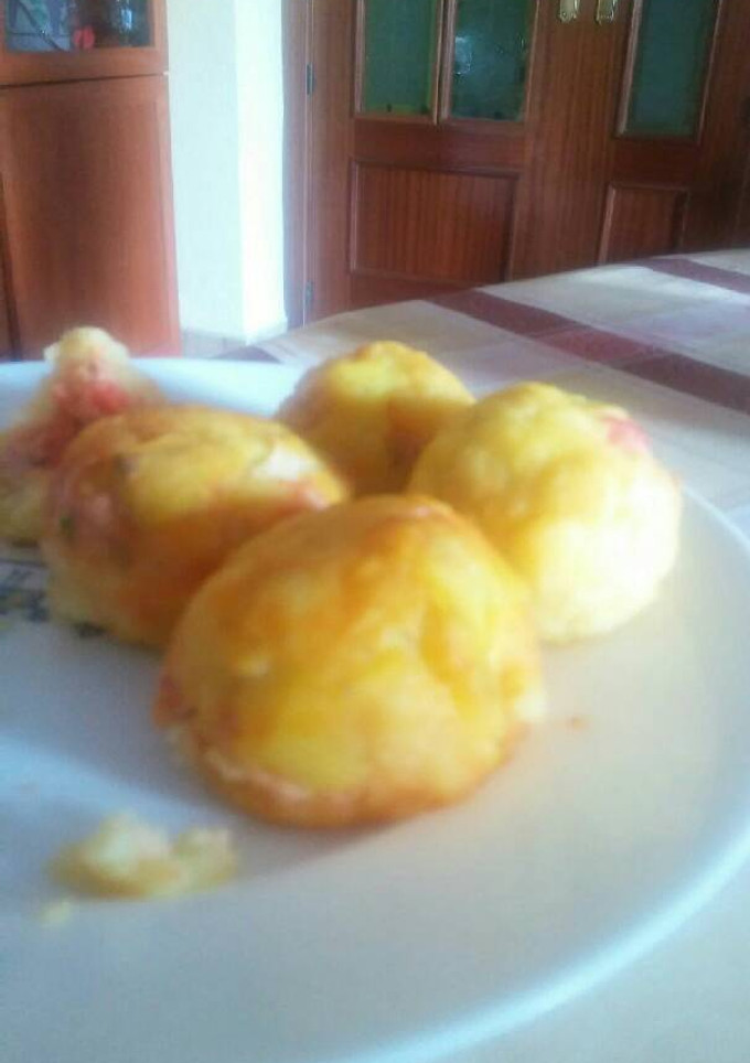 Una foto de Bolas De patata rellenas De carne, verduras y queso