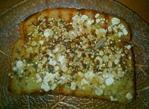 Una foto de Tostada integral con banana, miel, avena y mix de semillas.. 🌞