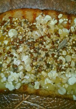 Una foto de Tostada integral con banana, miel, avena y mix de semillas.. 🌞