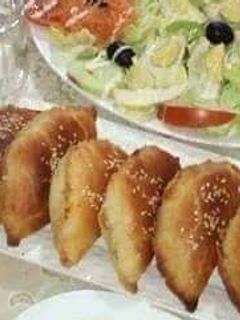 صورة لوصفة كوكا بالبصل وطماطم وزيتون منزوع النوى