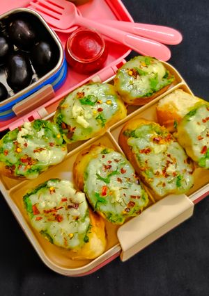 चीज़ ग्रीन कोरिएंडर गार्लिक ब्रेड इन किड्स टिफिन (एयर फ्रायर में) Cheese Green Coriander Garlic Bread in Kids Tiffin रेसिपी मुख्य फोटो