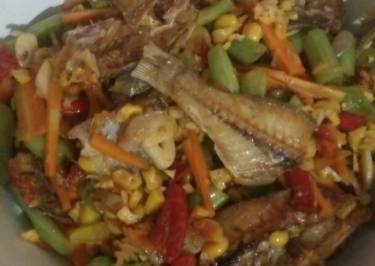 Langkah Mudah untuk mengolah Ikan asin tumis sayuran yang Sempurna
