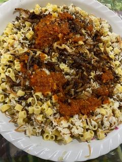 صورة لوصفة الكشري المصري مع صوص الطماطم