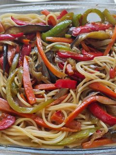 Una foto de Tallarines con verduras salteadas y sésamo