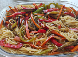 Una foto de Tallarines con verduras salteadas y sésamo