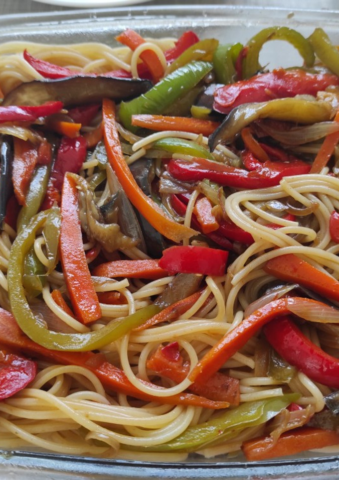 Una foto de Tallarines con verduras salteadas y sésamo