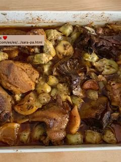 Una foto de Pollo al pimentón con limón y alcachofas