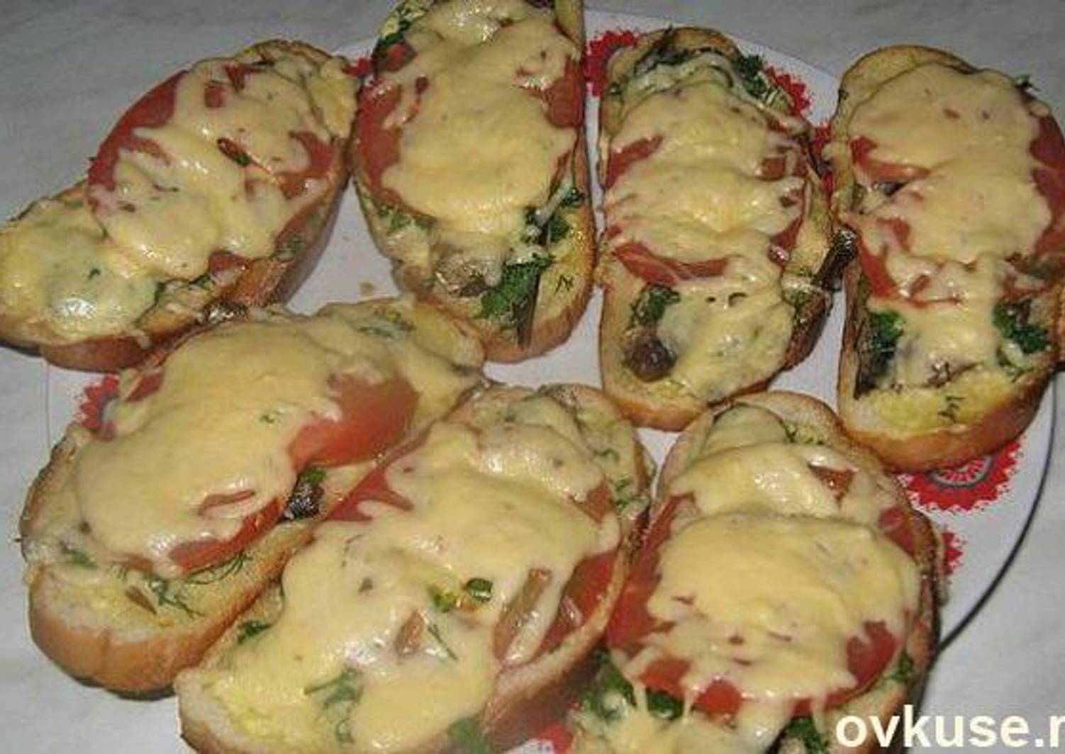Бутерброды в духовке со шпротами и сыром