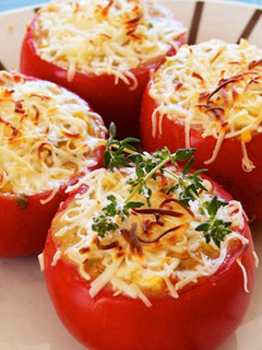 Una foto de Tomates rellenos de setas, gambas y arroz