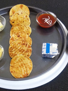 જીરા બિસ્કીટ ભાખરી (Jeera Biscuit Bhakhri Recipe In Gujarati) રેસીપી મુખ્ય ફોટો