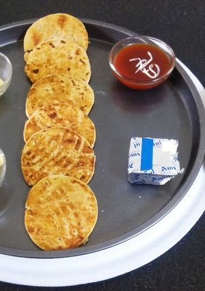 જીરા બિસ્કીટ ભાખરી (Jeera Biscuit Bhakhri Recipe In Gujarati) રેસીપી મુખ્ય ફોટો