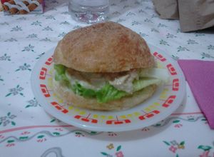 Una foto de Semita rellena de atún y pera Rhode Island