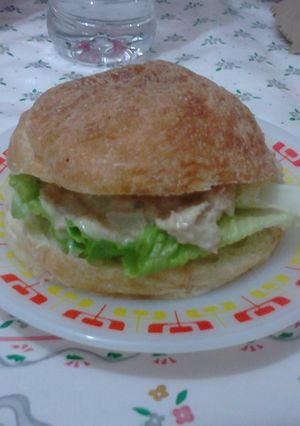 Una foto de Semita rellena de atún y pera Rhode Island