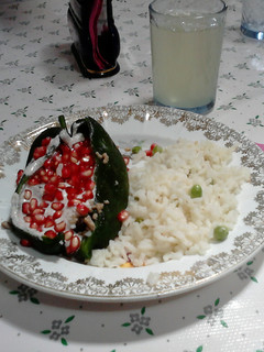 Una foto de Chiles en nogada