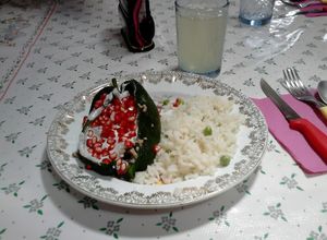 Una foto de Chiles en nogada