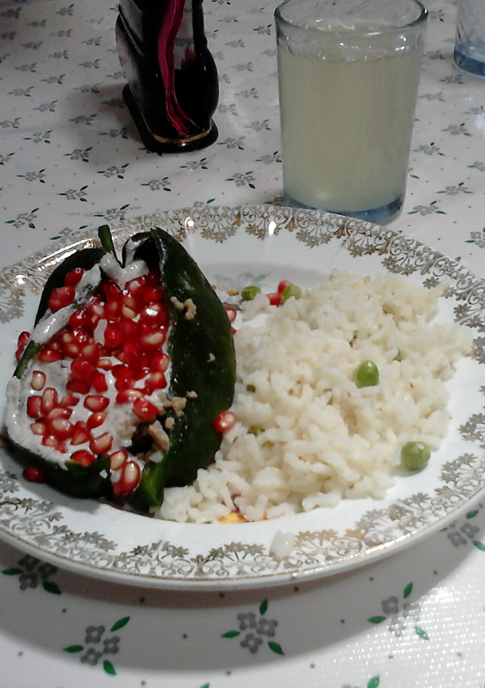 Una foto de Chiles en nogada