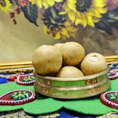 A picture of Besan ladoo.