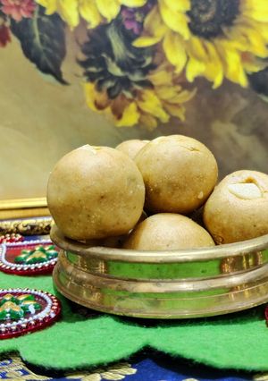 A picture of Besan ladoo.