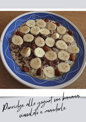 Foto di Porridge allo yogurt con banana, cioccolato e mandorle 😋