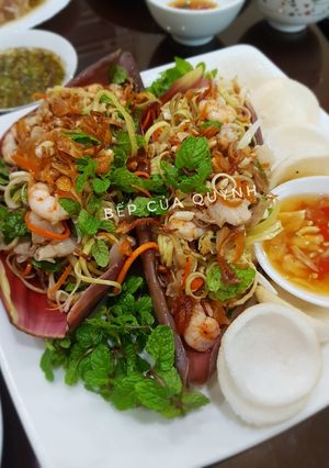 Hình của món Hoa chuối trộn tôm thịt.