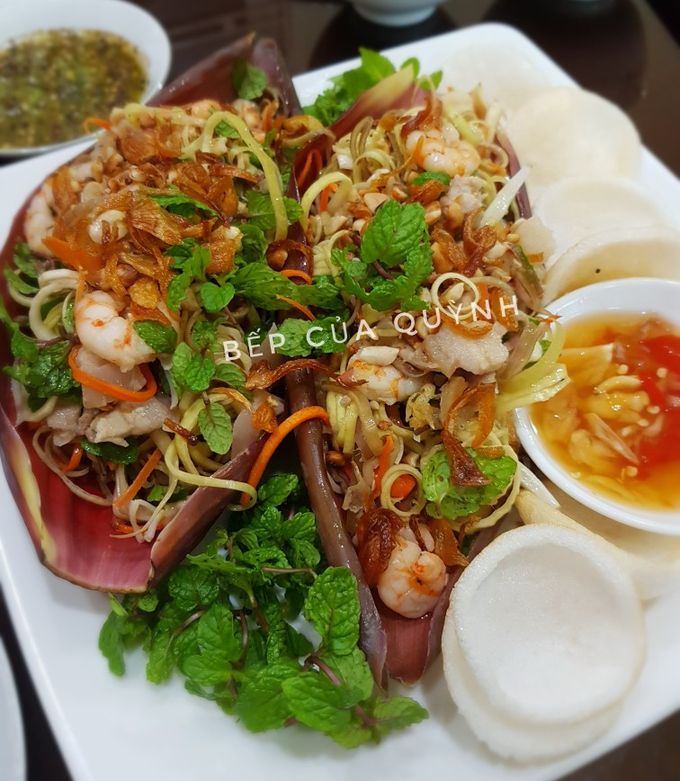 Hình của món Hoa chuối trộn tôm thịt.