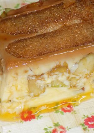 Una foto de Flan con vainillas, peras y manzanas