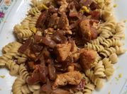 Una foto de fideo con pollo verdura soya