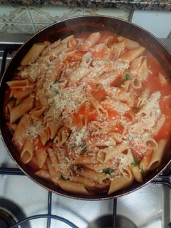 Una foto de Fideos con albahaca y tomate