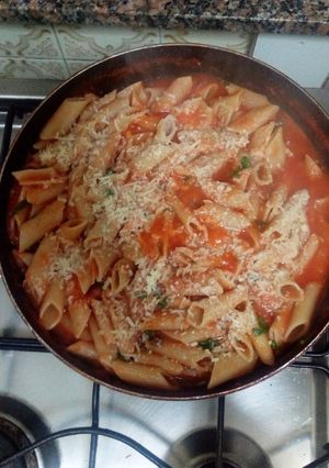 Una foto de Fideos con albahaca y tomate