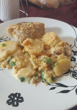 Una foto de Pollo al verdeo con papas