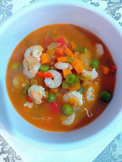 Una foto de Sopa de gambas frescas con verduras a los tres caldos