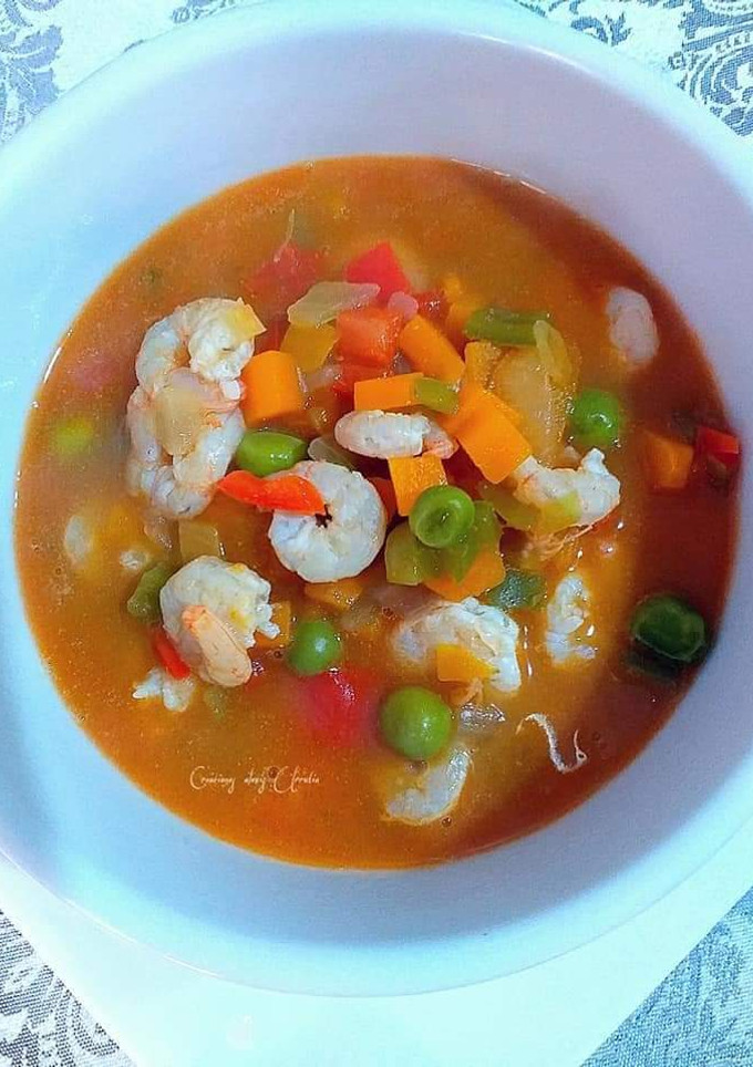 Una foto de Sopa de gambas frescas con verduras a los tres caldos