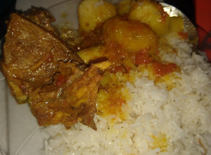 Una foto de Sudado de costilla de res con papá