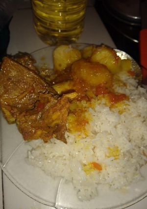 Una foto de Sudado de costilla de res con papá