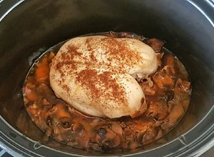 Una foto de Pollo con verduras estilo Harissa en olla de cocción lenta