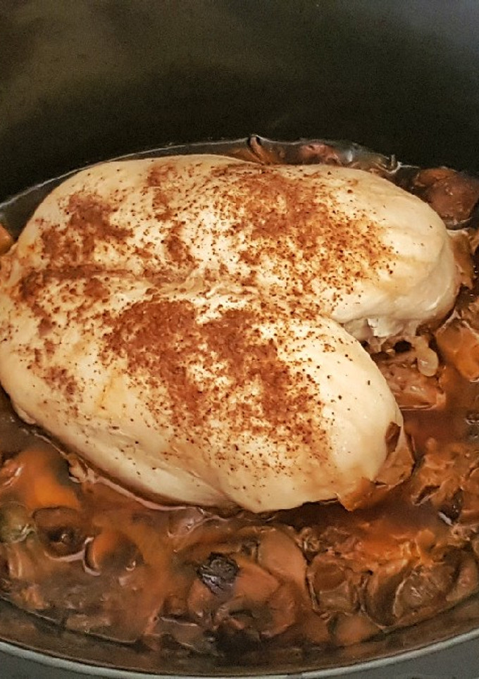 Una foto de Pollo con verduras estilo Harissa en olla de cocción lenta