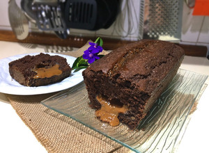 Una foto de BUDÍN DE CHOCOLATE RELLENO DE DULCE DE LECHE 🍫🍰