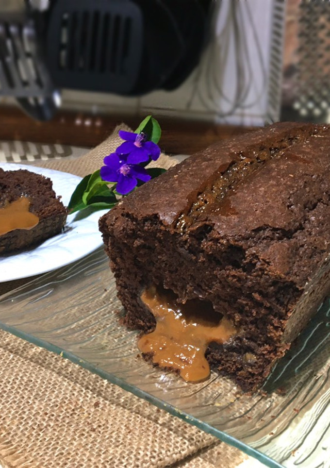 Una foto de BUDÍN DE CHOCOLATE RELLENO DE DULCE DE LECHE 🍫🍰