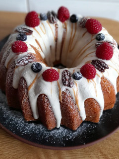 Una foto de Bundt cake de nueces pecanas, chocolate blanco/crema almendra s/g