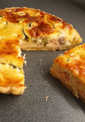 Une photo de Quiche légère au fromage blanc, saumon frais et courgette