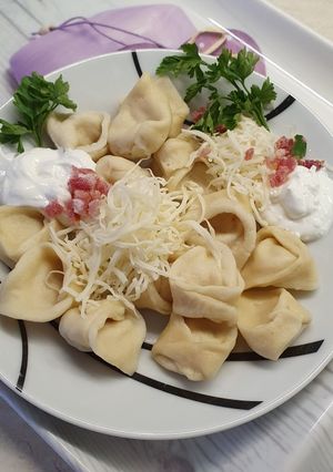 Házi sajtos és sonkás tortellini sajtszósszal recept fotója