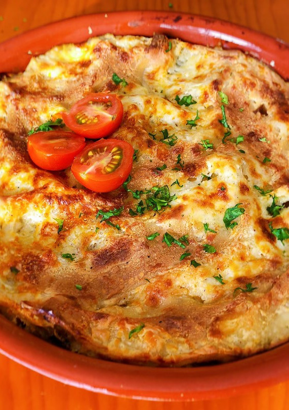 Una foto de Lasaña de pollo asado, setas y queso curado
